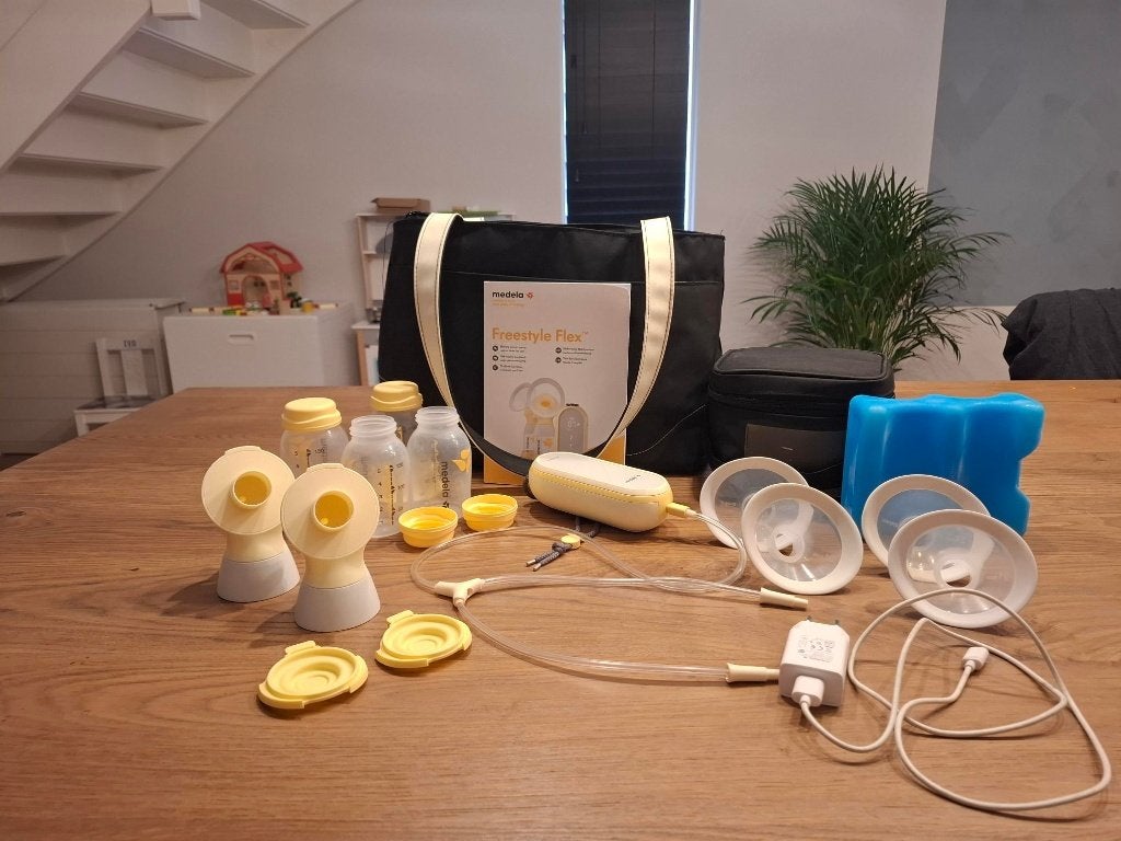 Medela Freestyle Flex borstkolf (dubbelzijdig), Kinderen en Baby's, Babyvoeding en Toebehoren, Gebruikt, Borstkolf, Medela, BPA-vrij