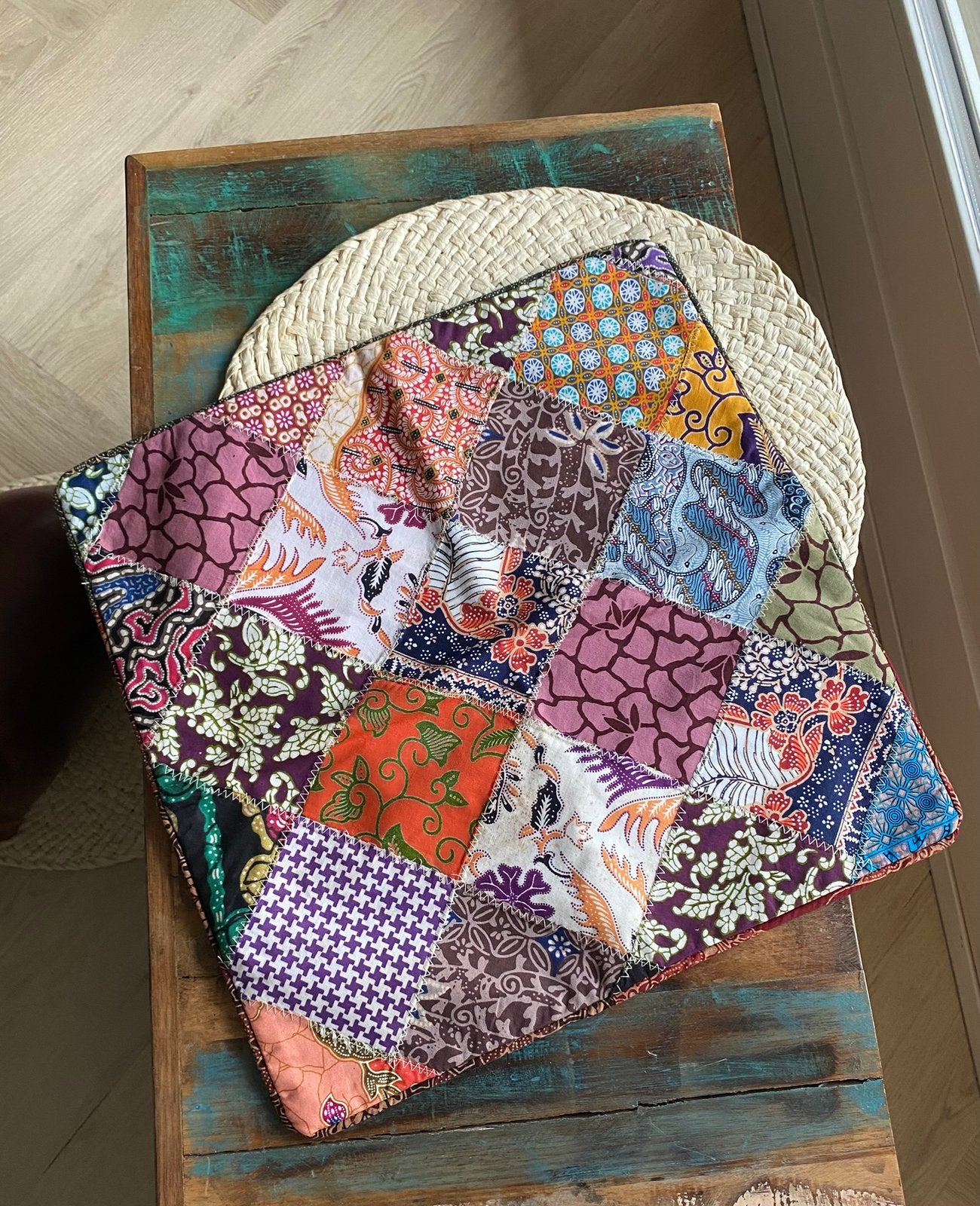 Batik kussenhoes, beide kanten patchwork! 40x40cm., Ophalen of Verzenden, Nieuw, Vierkant
