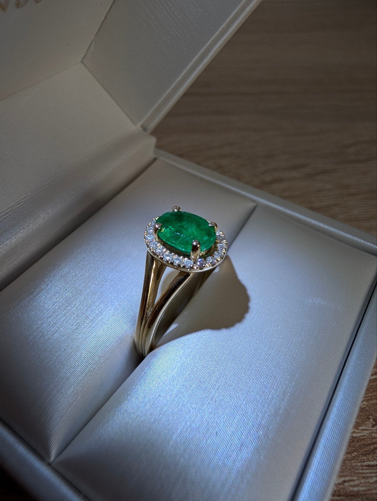 Prachtige gouden ring met smaragd en diamanten, Met edelsteen, Ophalen of Verzenden, Zo goed als nieuw, 17 tot 18