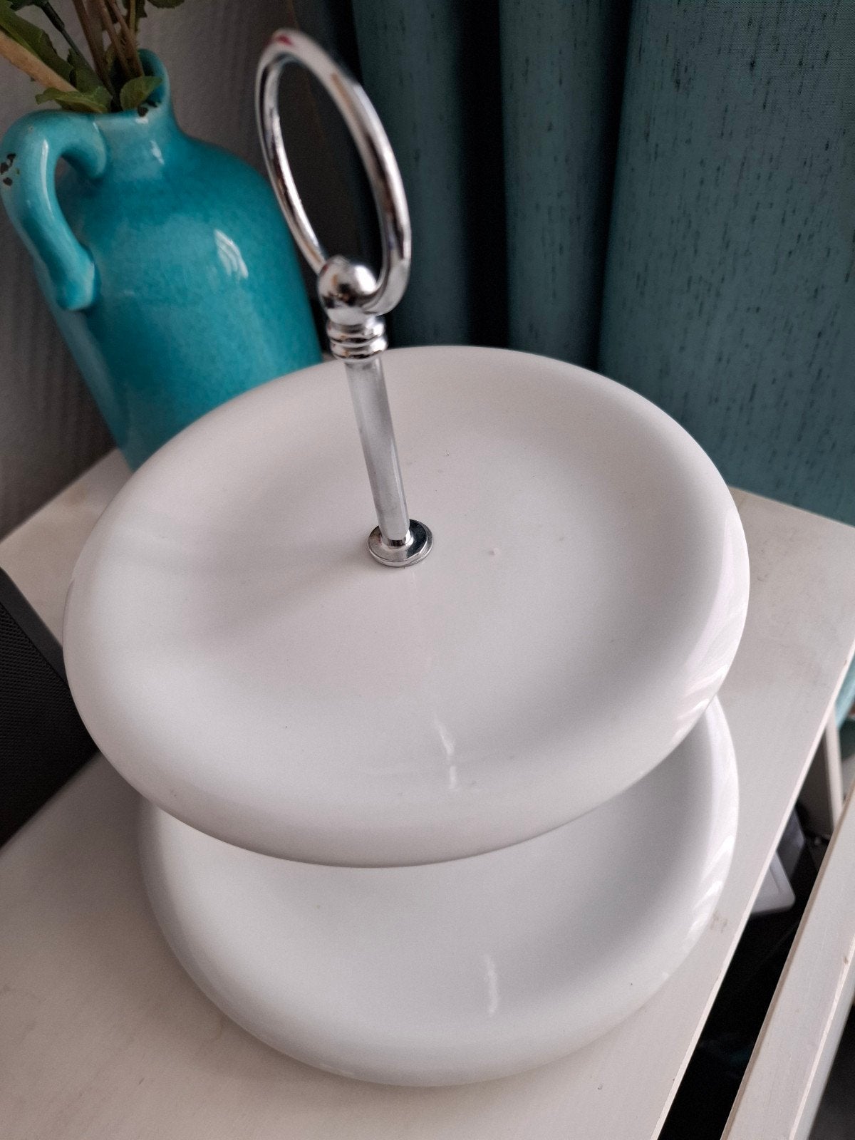 Witte etagere met twee lagen en metalen handvat, Rond, Ophalen of Verzenden, Zo goed als nieuw, Dienblad