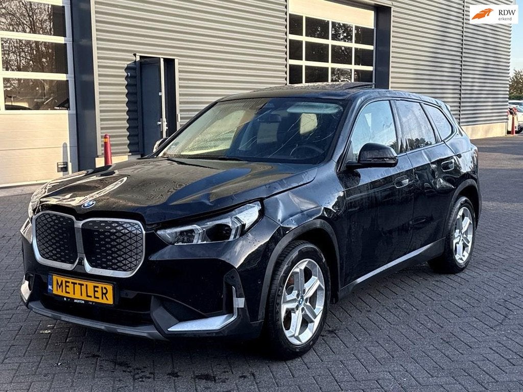 BMW IX1 XDrive30 67 kWh, harman kadon, panoramadak, Auto's, BMW, Automaat, Zwart, 313 pk, 1985 kg