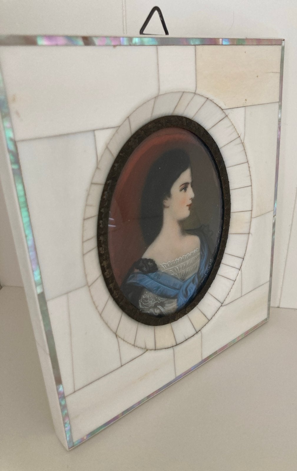Antiek miniatuur portret schilderij in parelmoer lijst, Achter glas, Verzenden, Portret of Personen, Overige ondergronden