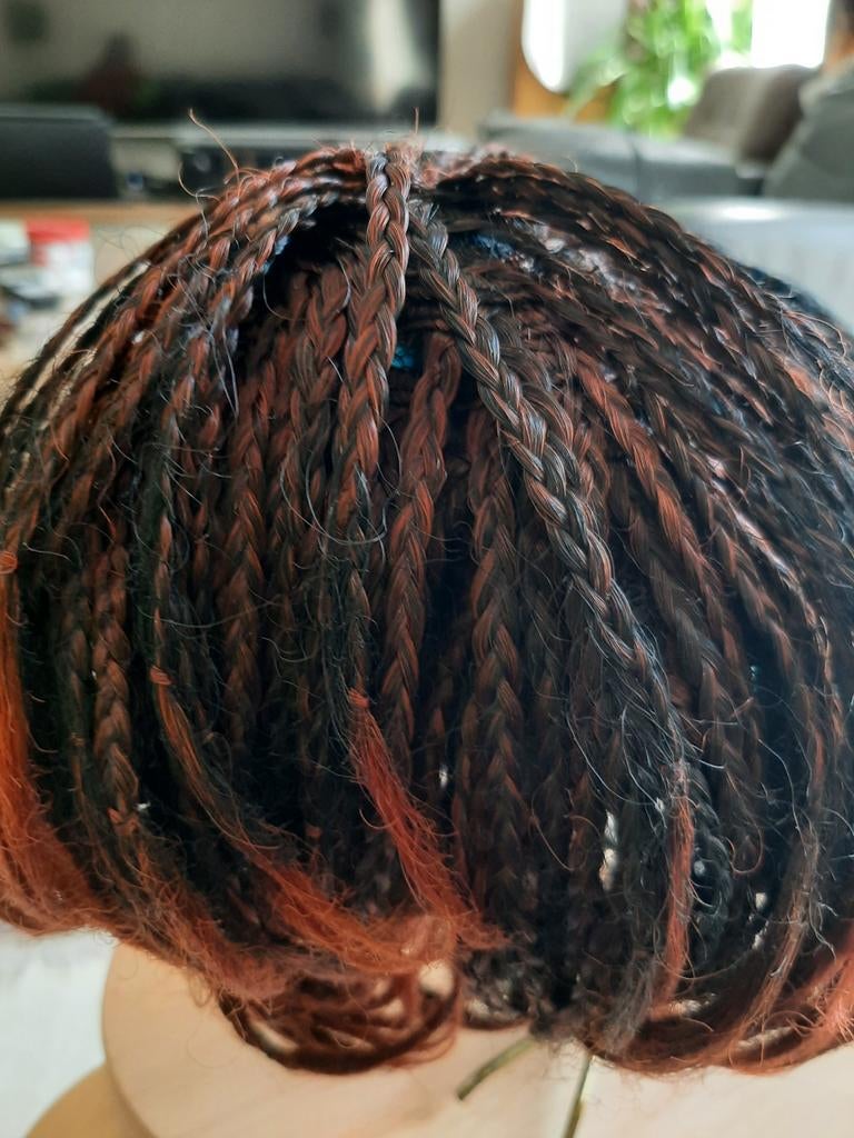 Gevlochten pruik - Zwart met roodbruine highlights, Sieraden, Tassen en Uiterlijk, Uiterlijk | Haarverzorging, Zo goed als nieuw