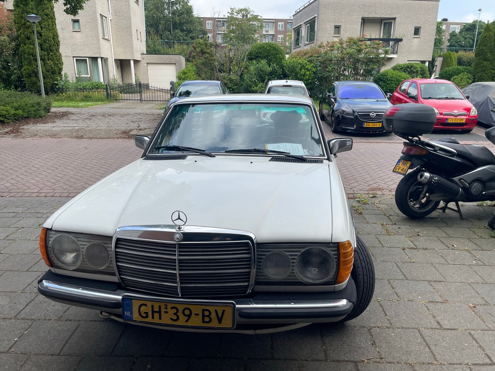 Mercedes-Benz 240D-Serie 2.4 240 D AUT 1980 Wit, Automaat, Stof, 1370 kg, 4 cilinders