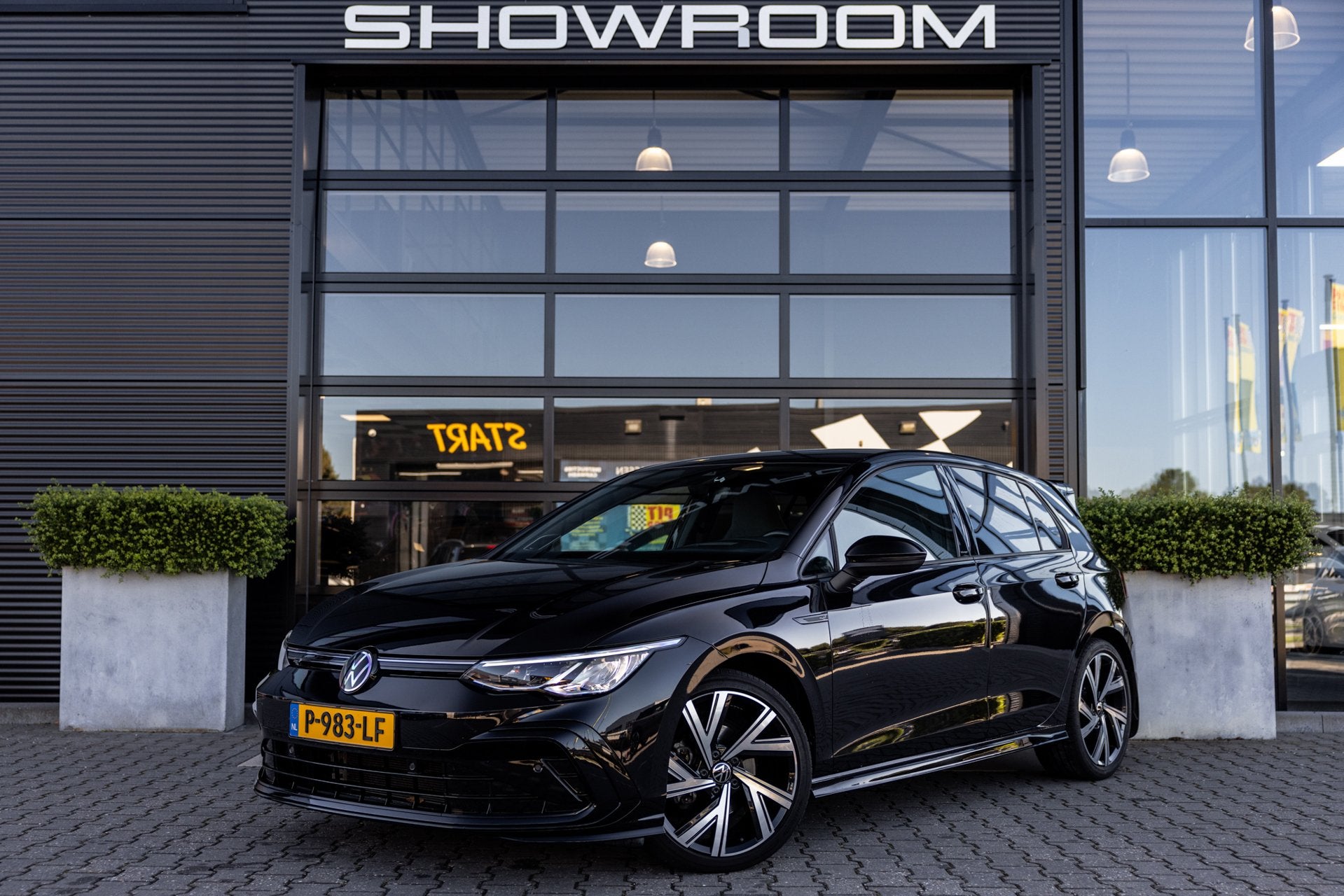 Volkswagen Golf 1.5 eTSI 3 x R-Line, HUD, Trekhaak, H&K, Stu, 4 cilinders, 150 pk, Automatische klimaatregeling, Zwart