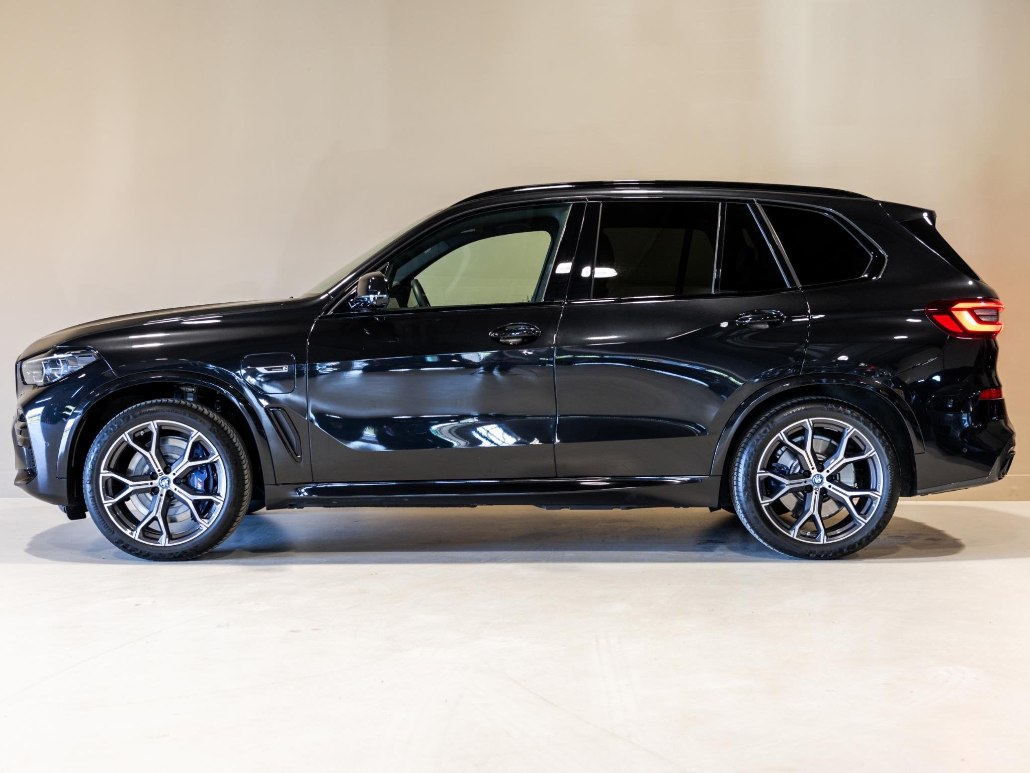 BMW X5 xDrive45e Executive M Pakket / 394pk / SOH 90% / Pano, Auto's, Dealer onderhouden, 394 pk, Met garantie (alle), Zwart