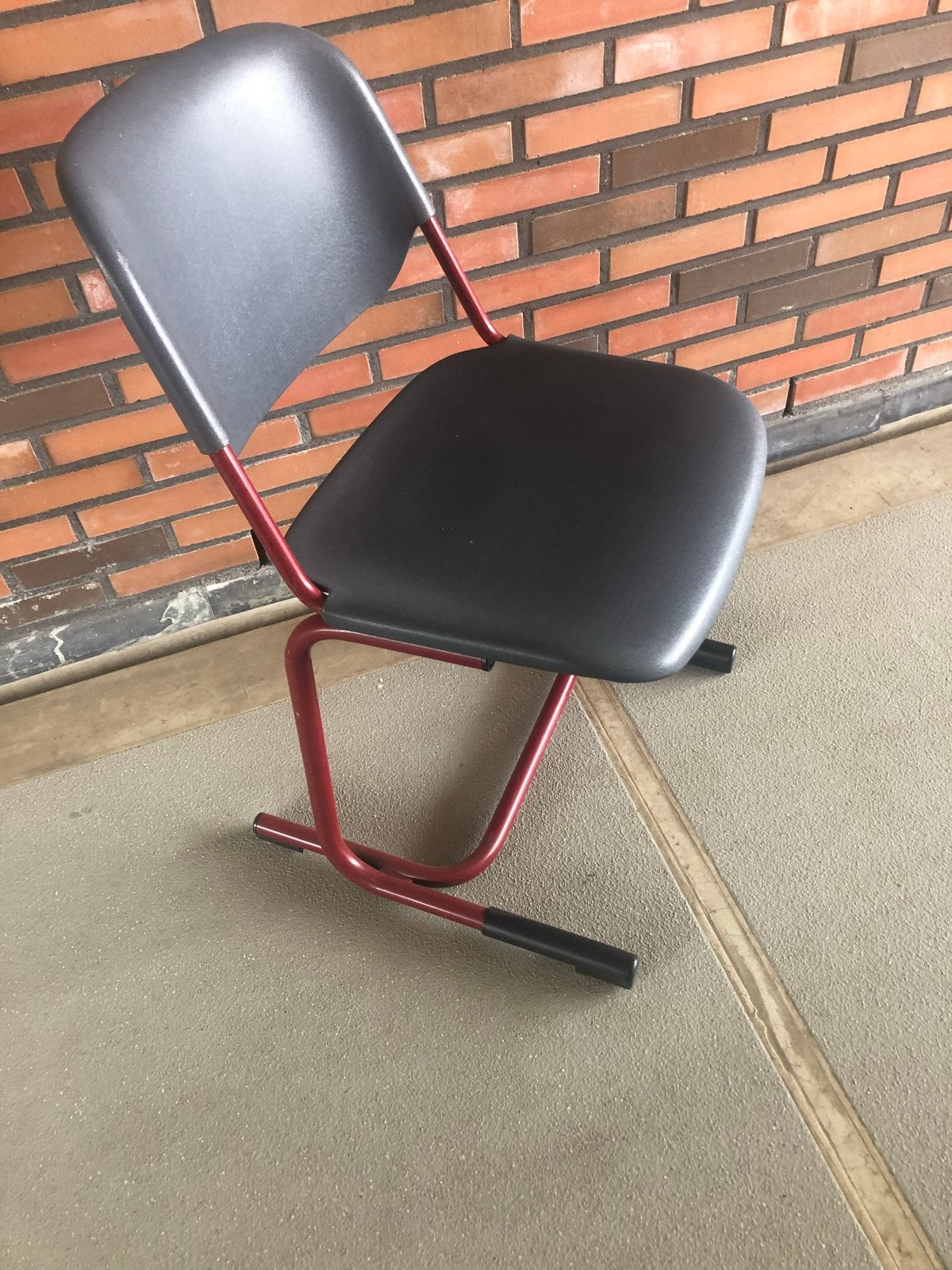 Stevige stoel met rood metalen frame en zwarte zitting, Huis en Inrichting, Ophalen, Kunststof, Gebruikt, Zwart