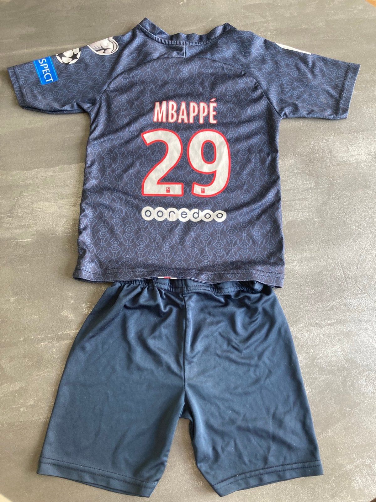Mbappé #29 kindershirt + broekje set Nike maat 128, Kinderen en Baby's, Kinderkleding | Maat 128, Ophalen of Verzenden, Gebruikt