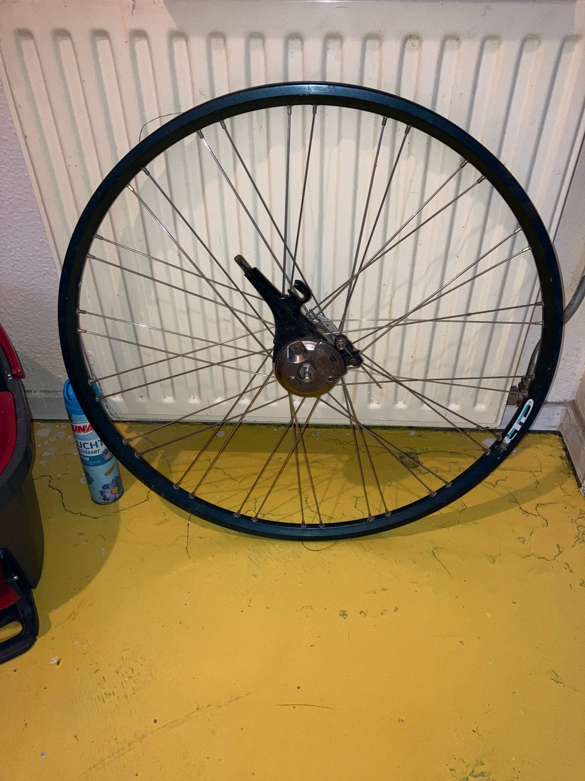 LTD 28 inch voorwiel met Shimano naafdynamo - Blauwe velg, Fietsen en Brommers, Fietsonderdelen, Wiel, Gebruikt, Ophalen of Verzenden