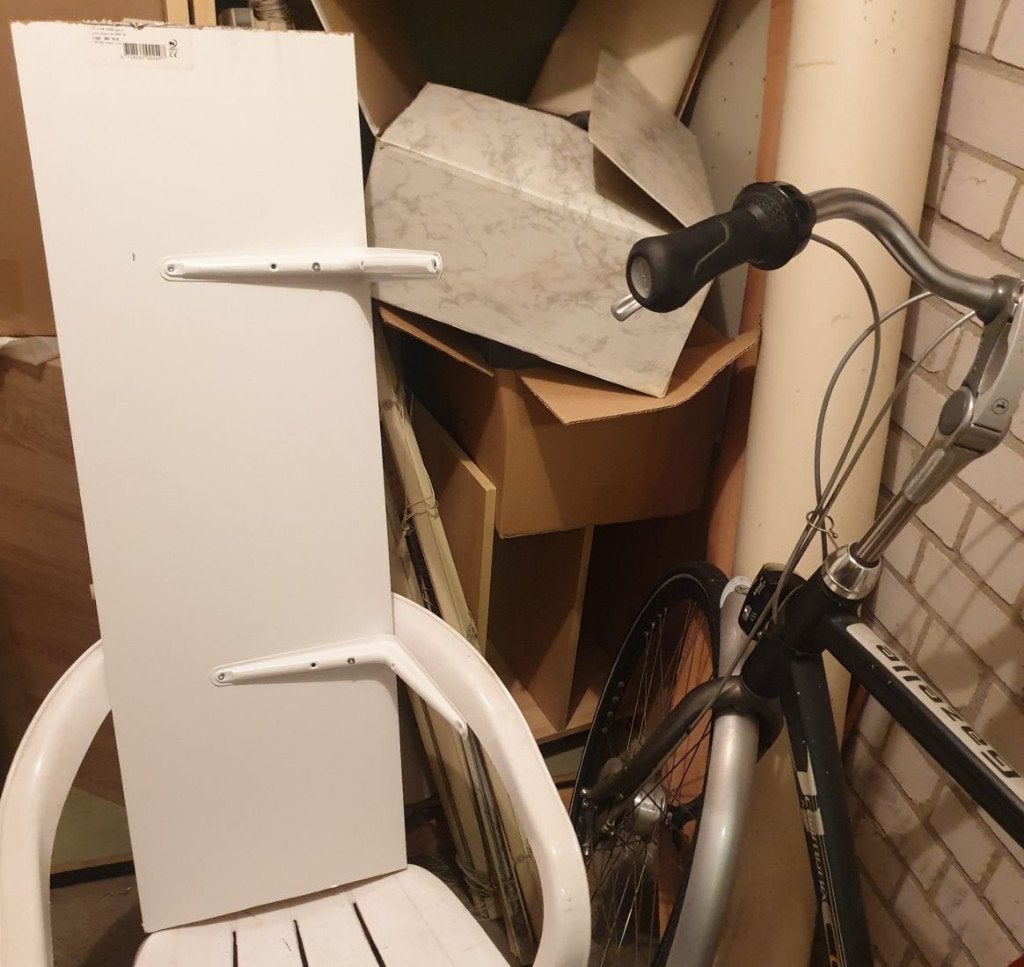 redelijk grote planken met metalen muur ophangers, 3x, Ophalen, Zo goed als nieuw