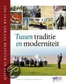 Tussen traditie en moderniteit., Ophalen of Verzenden, Zo goed als nieuw