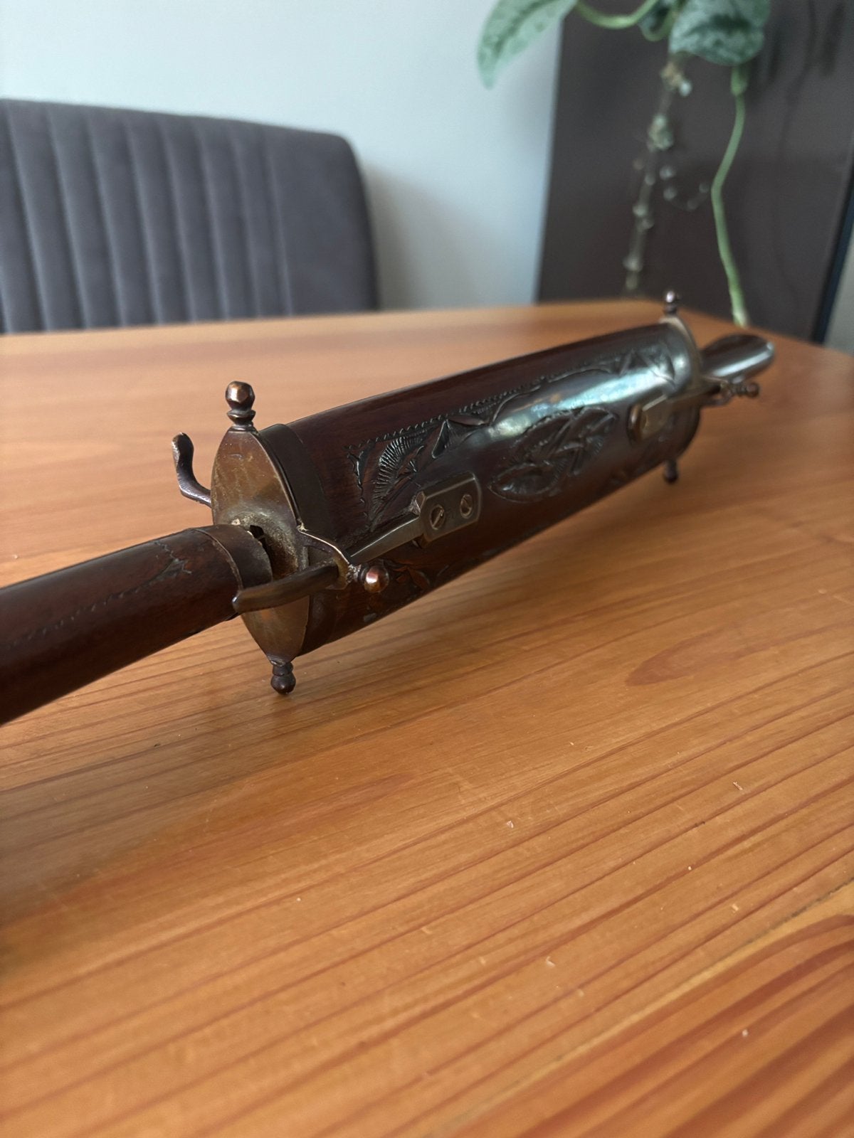 Dolk met vorkvormige kling en bewerkte houten schede, Ophalen of Verzenden