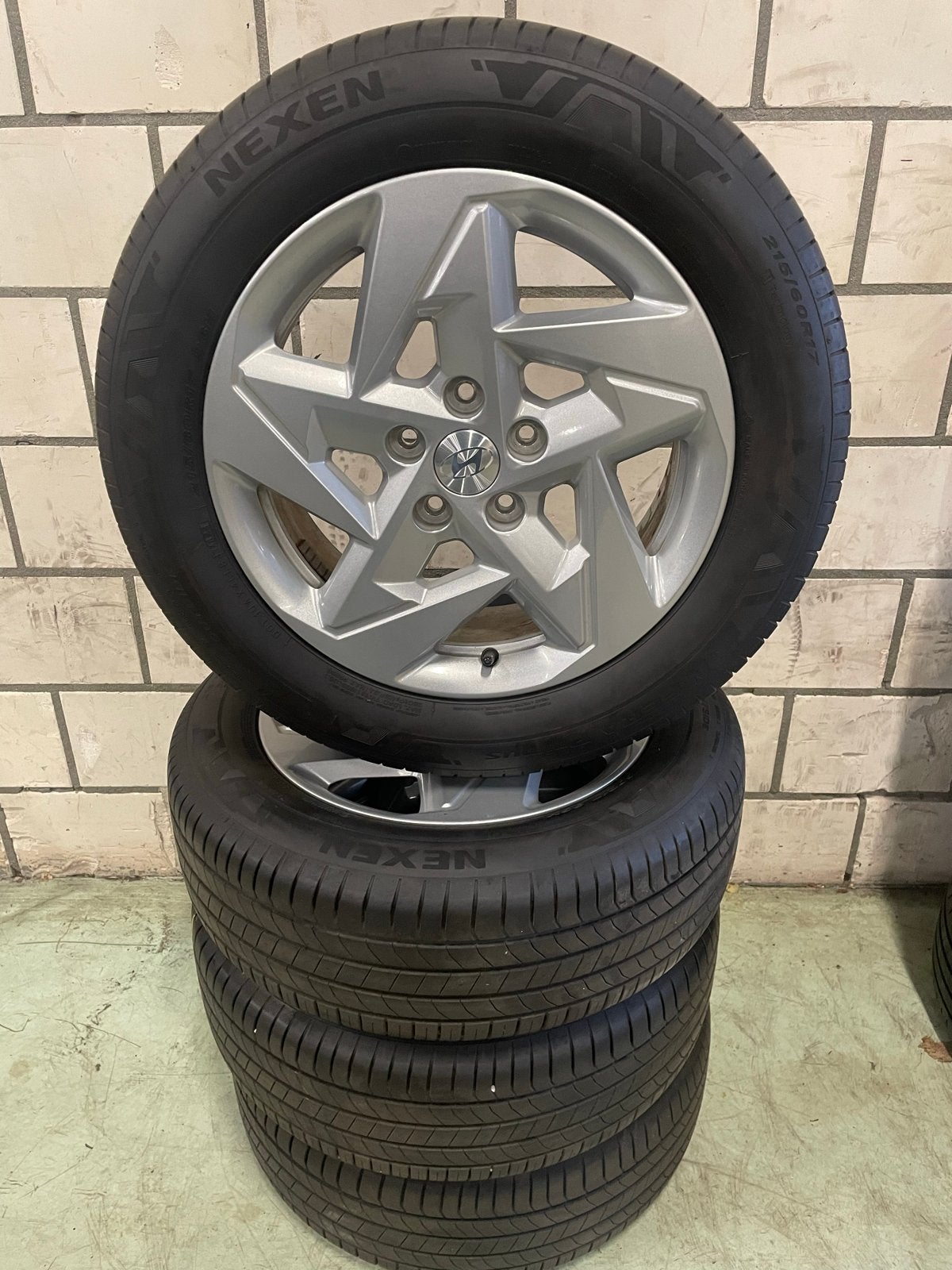 17" Lichtmetalen Hyundai Kona Velgen + Zomerbanden Nieuw, 215 mm, Banden en Velgen, Nieuw, 17 inch