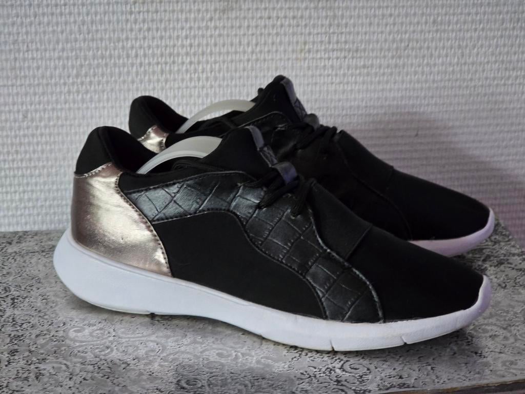 Zaria unisex Zwarte sneakers met gouden accenten maat 40, Zaria, Zwart, Ophalen of Verzenden, Sneakers of Gympen