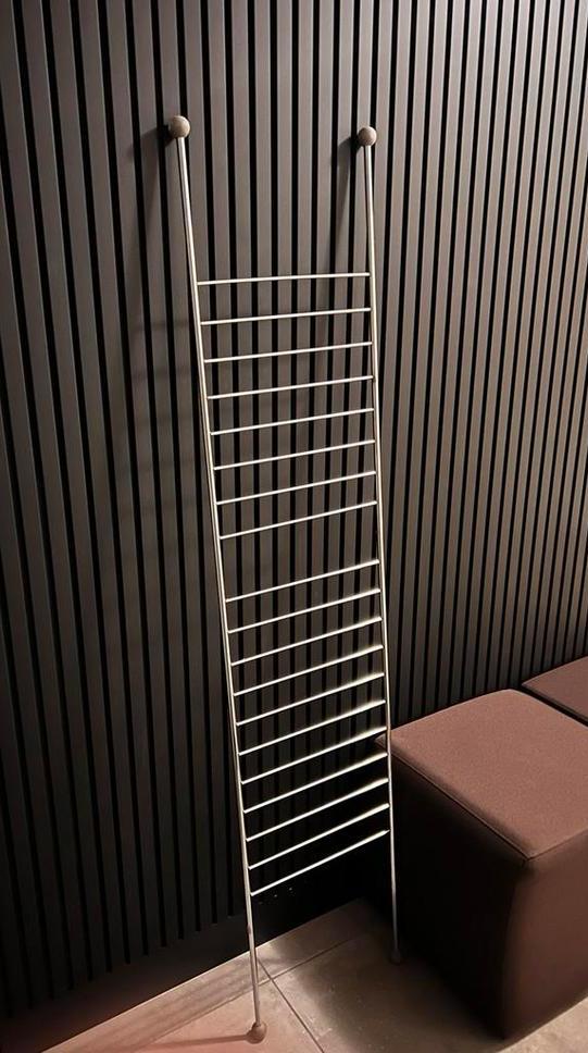 STRAK DESIGN ZWAAR RVS TIJDSCHRIFTEN REK HANDDOEK LADDER, Huis en Inrichting, Ophalen, Zo goed als nieuw