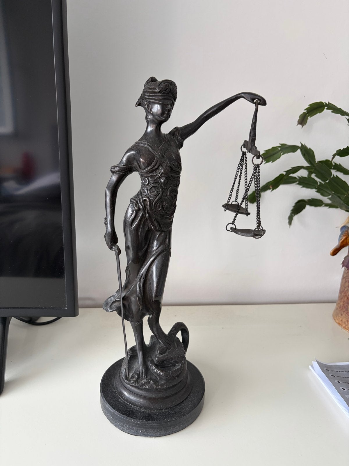 Vrouwe Justitia Beeld - 38 cm hoog, Ophalen, Op sokkel, Beeld, 20 - 50 cm