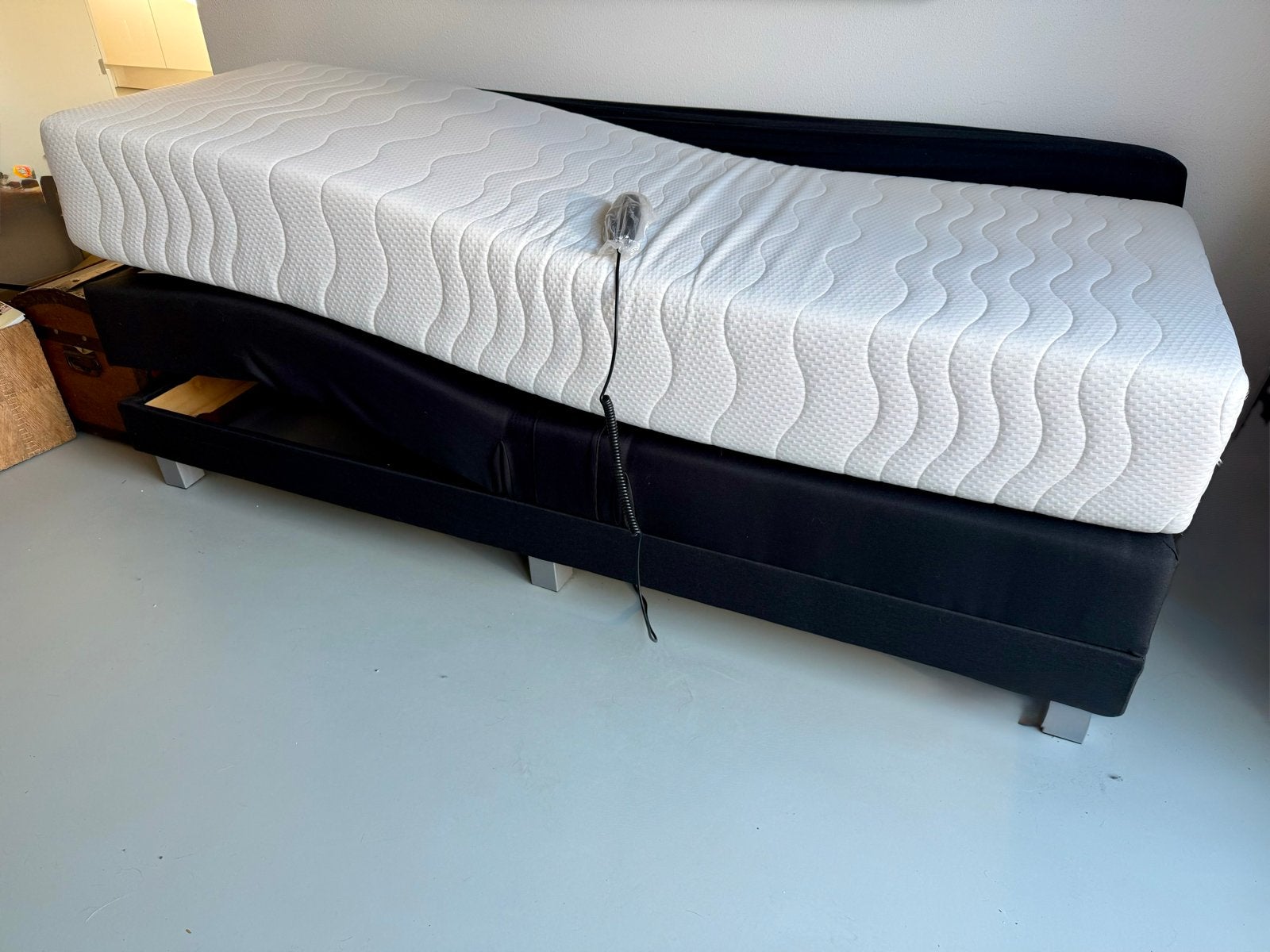 Nieuw elektrisch verstelbaar bed 70x200 met 2 matrassen, Ophalen, Verstelbaar, Zwart, Nieuw