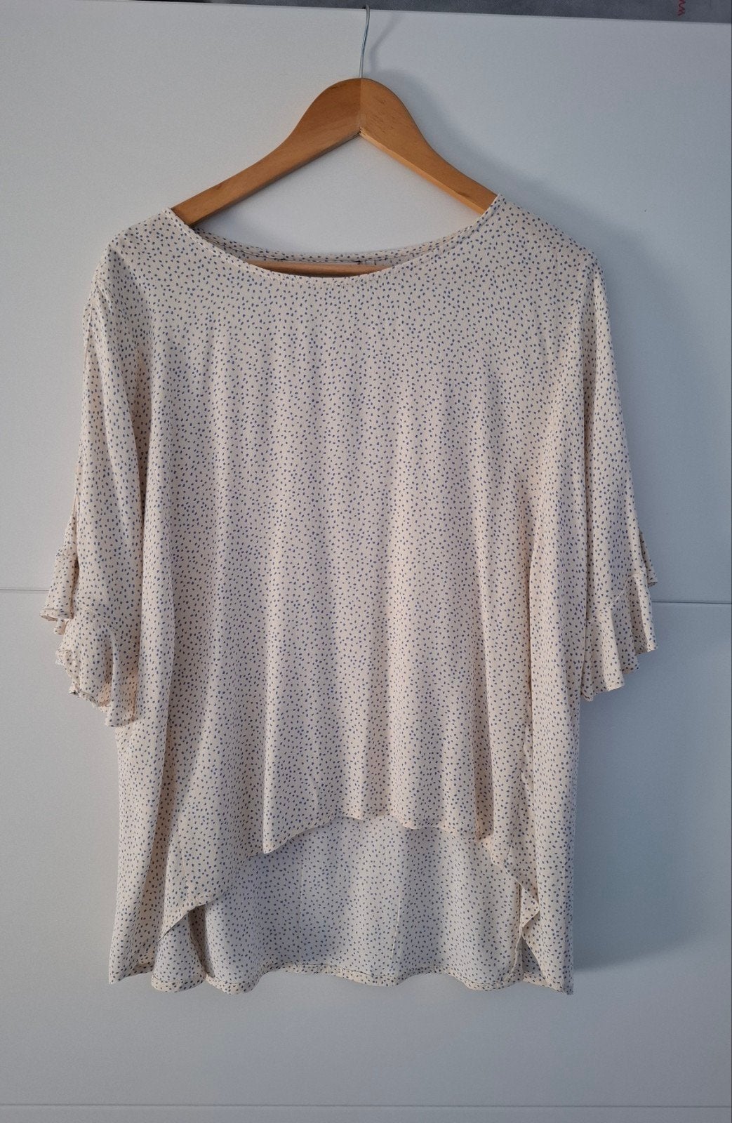 Top in offwhite met lavendelblauwe stipjes Nümph maat 40/42, Kleding | Dames, Tops, Wit, Ophalen of Verzenden, Zo goed als nieuw