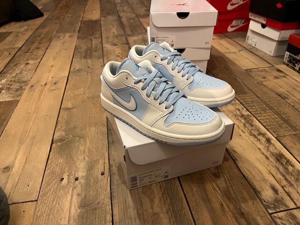 Nike Air Jordan 1 Low Sail Ice Powder Blue - 38,5, Kleding | Dames, Schoenen, Blauw, Nike, Nieuw, Ophalen of Verzenden
