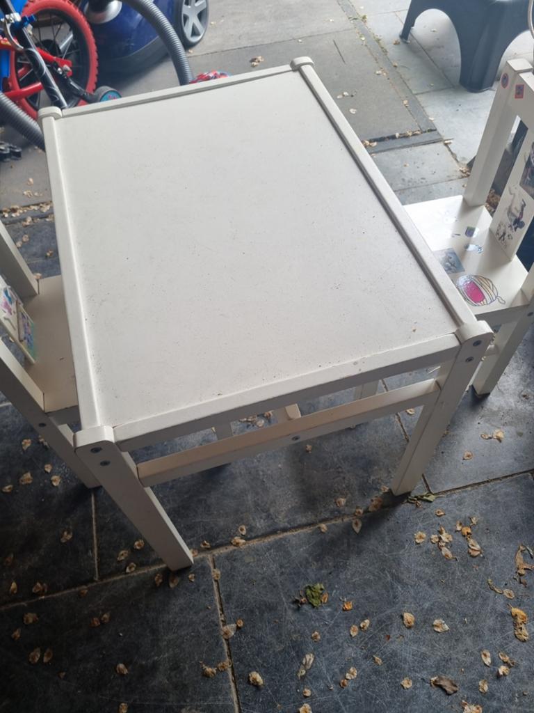 Kinder tafel hout en 2 kinder stoeltjes, Kinderen en Baby's, Kinderkamer | Tafels en Stoelen, Ophalen, Tafel(s) en Stoel(en)