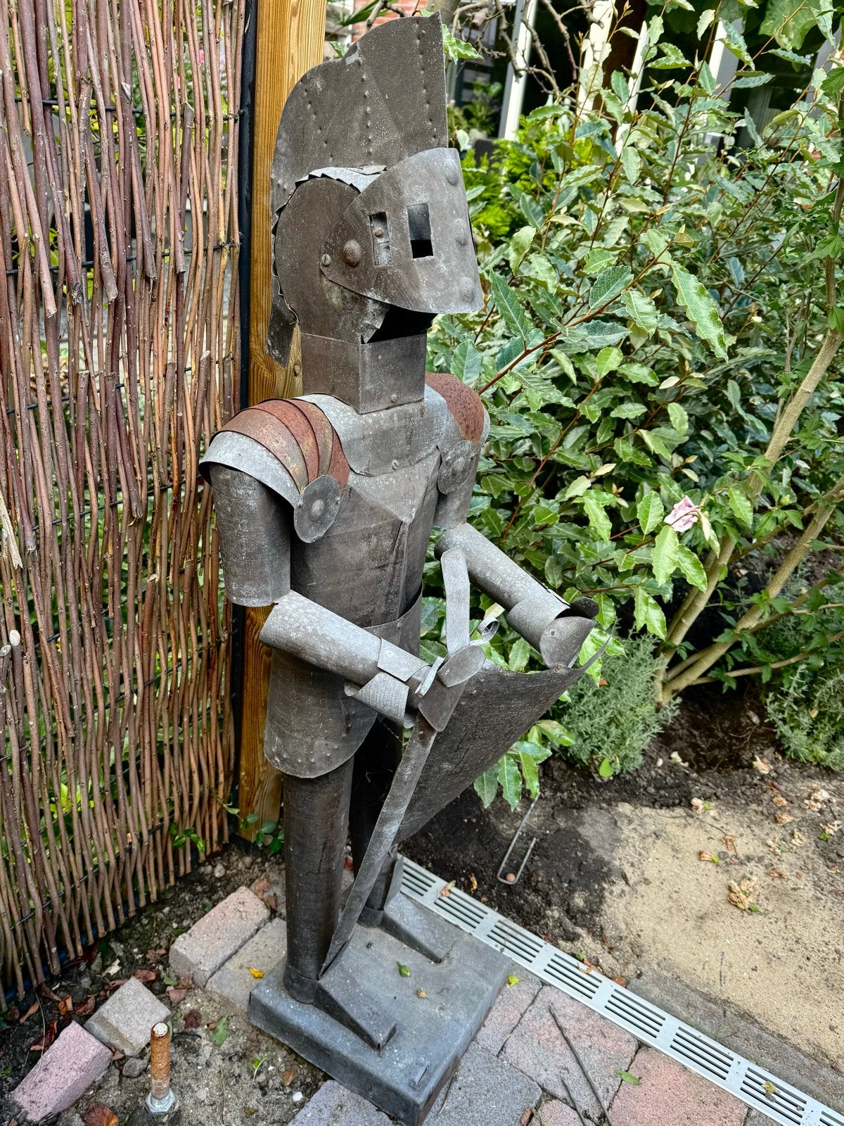 Decoratief metalen ridderbeeld met schild en zwaard, Ophalen