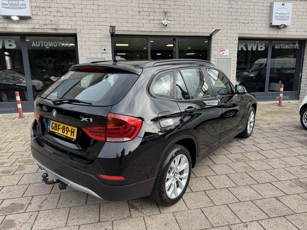BMW X1 sDrive18i Exec Automaat Trekhaak NW Ketting, Auto's, Euro 6, 4 cilinders, 150 pk, Zwart