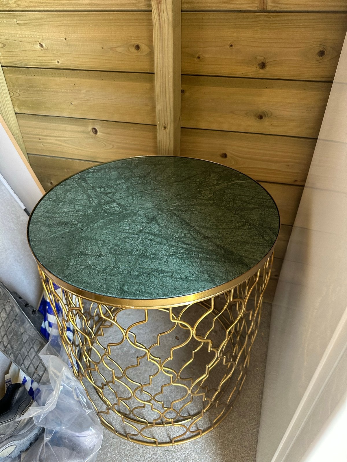 Gouden bijzettafel met groen marmeren blad, Minder dan 55 cm, Metaal of Aluminium, Rond, Zo goed als nieuw