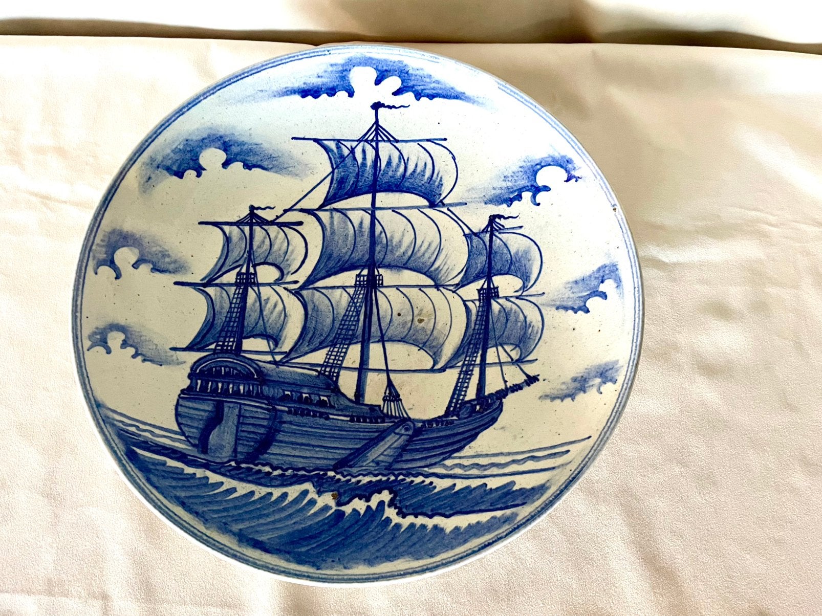 Antiek delfts blauw wandbord VOC schip en is getekend VOC., Antiek en Kunst, Ophalen of Verzenden