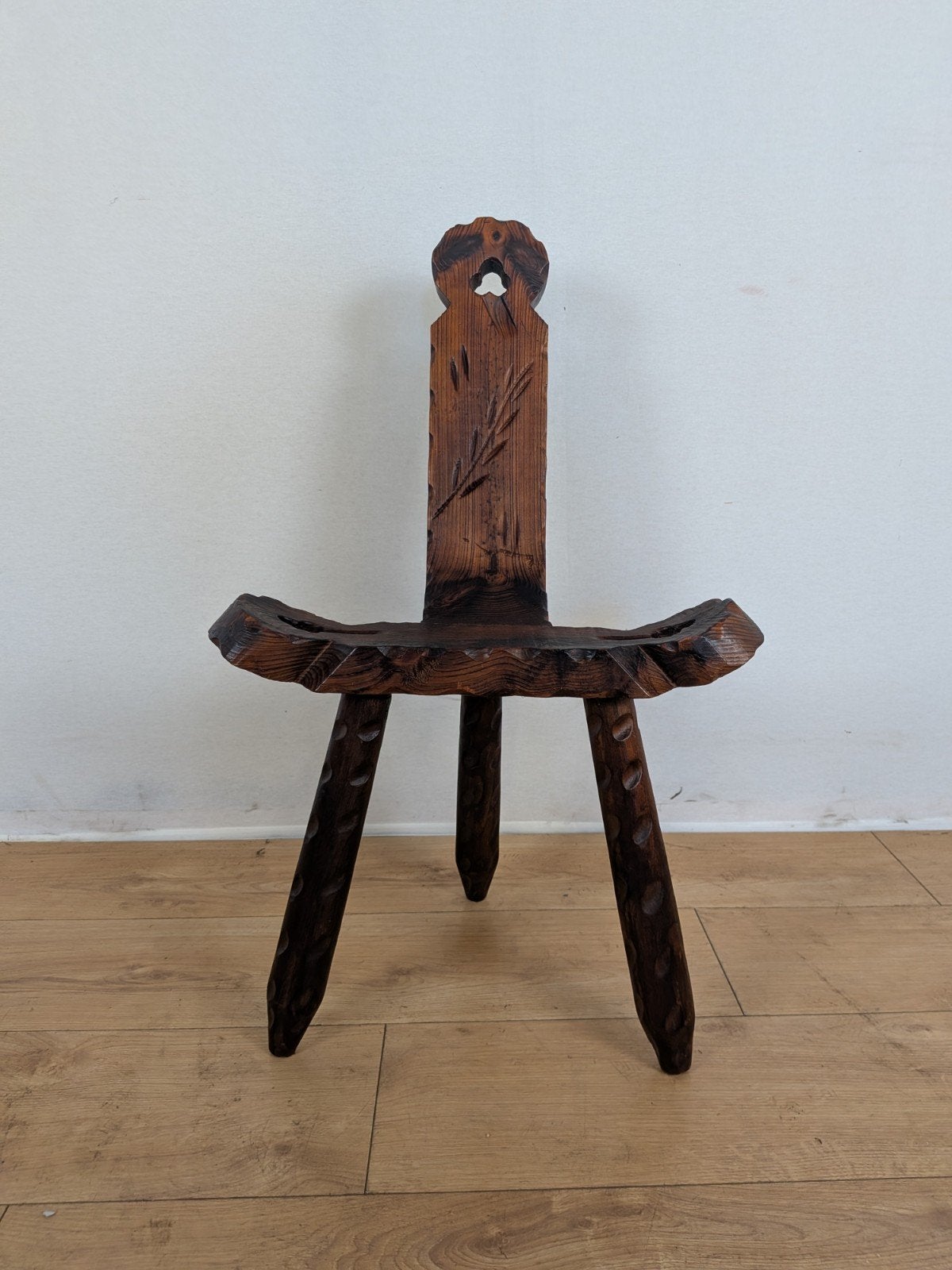lRustieke Houten Driepootstoel | Folk Art | Handgesneden