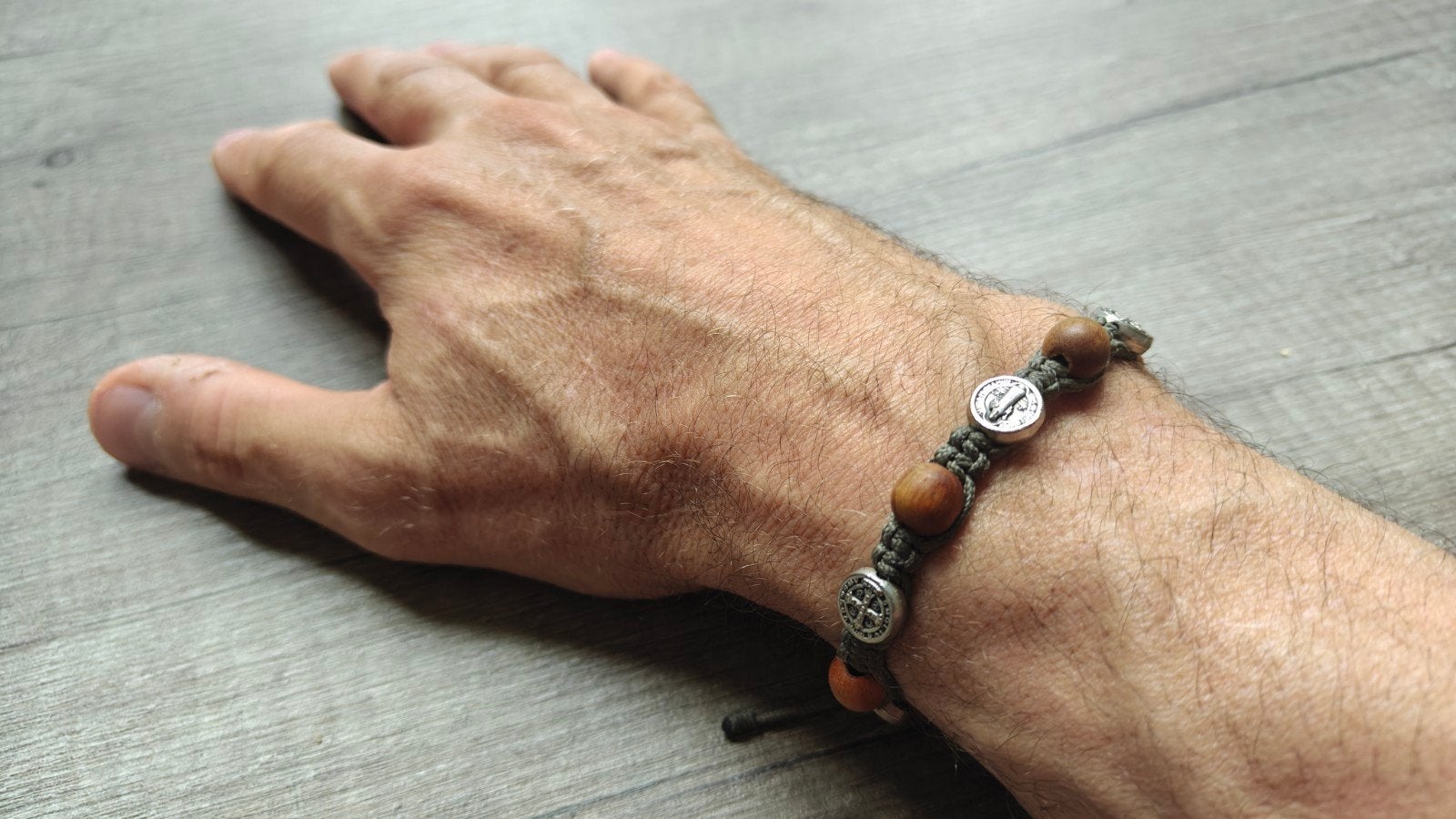 Katholieke handgemaakte armband houten kralen en medaillons, Ophalen, Bruin, Zo goed als nieuw, Met bedels of kralen