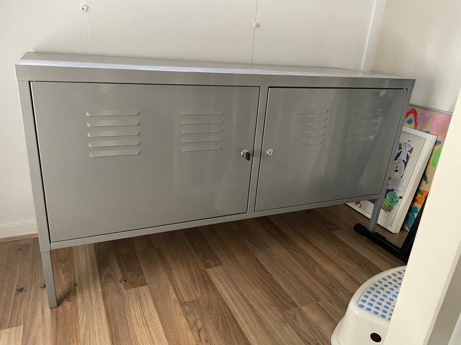 Grijze metalen ikea kast met 2 deuren en planken, Ophalen, Gebruikt