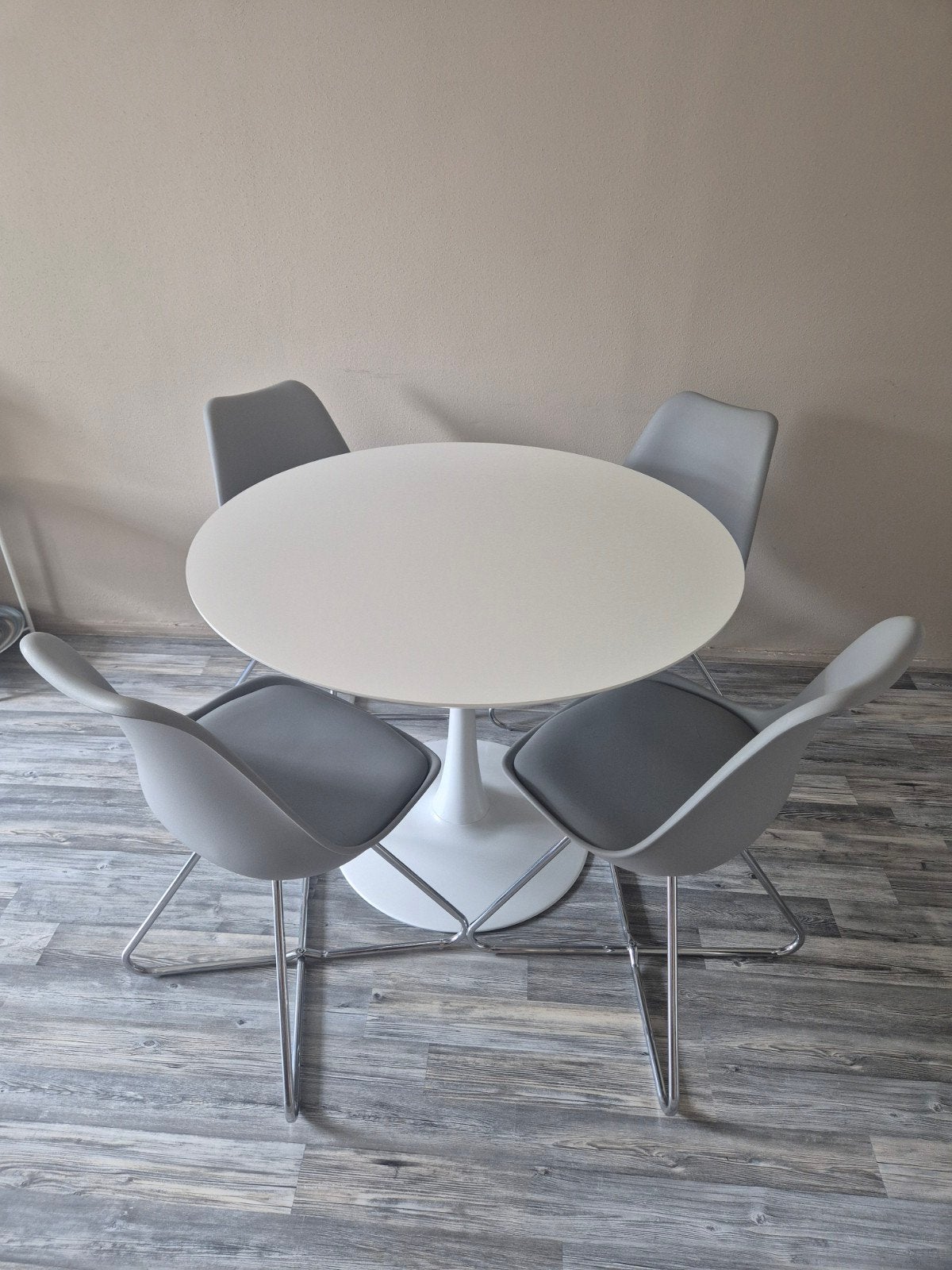 Ronde, witte eettafel met stoelen, Huis en Inrichting, Tafels | Statafels, Ophalen, Zo goed als nieuw