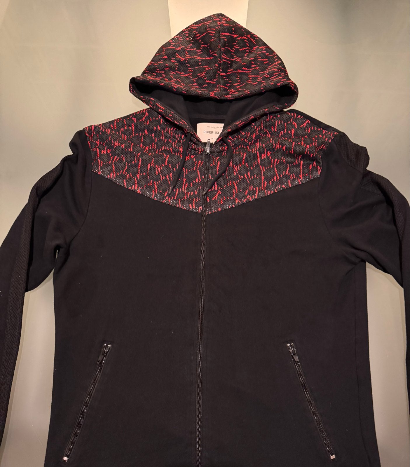 River Island Zwarte Hoodie met Rood Patroon, Ophalen of Verzenden, Gedragen