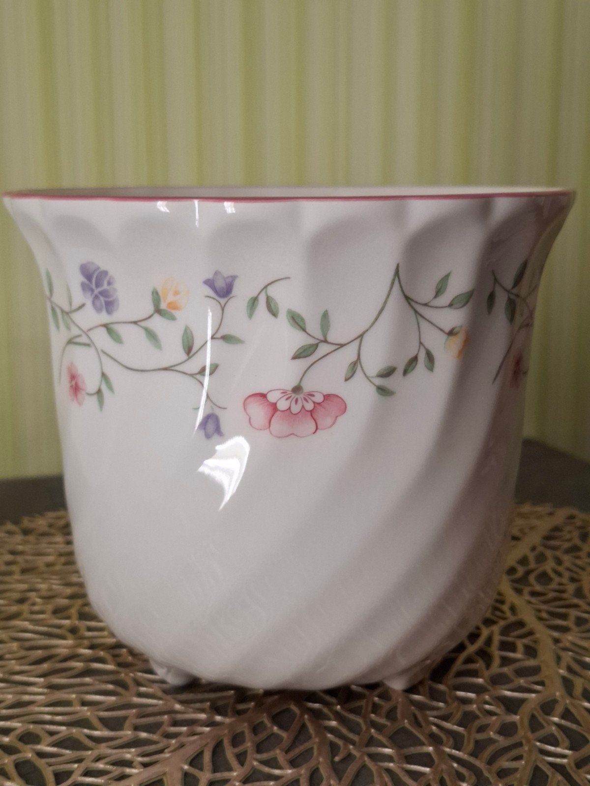 Engelse mooie bloempot met bloemmotief - Made in England, Met patroon/structuur, Wit, Ophalen of Verzenden, Zo goed als nieuw