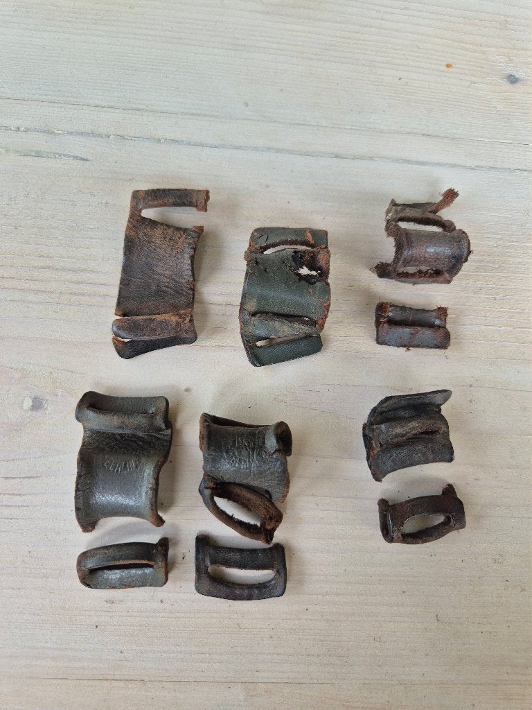 Wo2 Duitse gasmaskerbus riem leertjes (beschadigd), Verzamelen, Militaria | Tweede Wereldoorlog, Ophalen of Verzenden, Duitsland