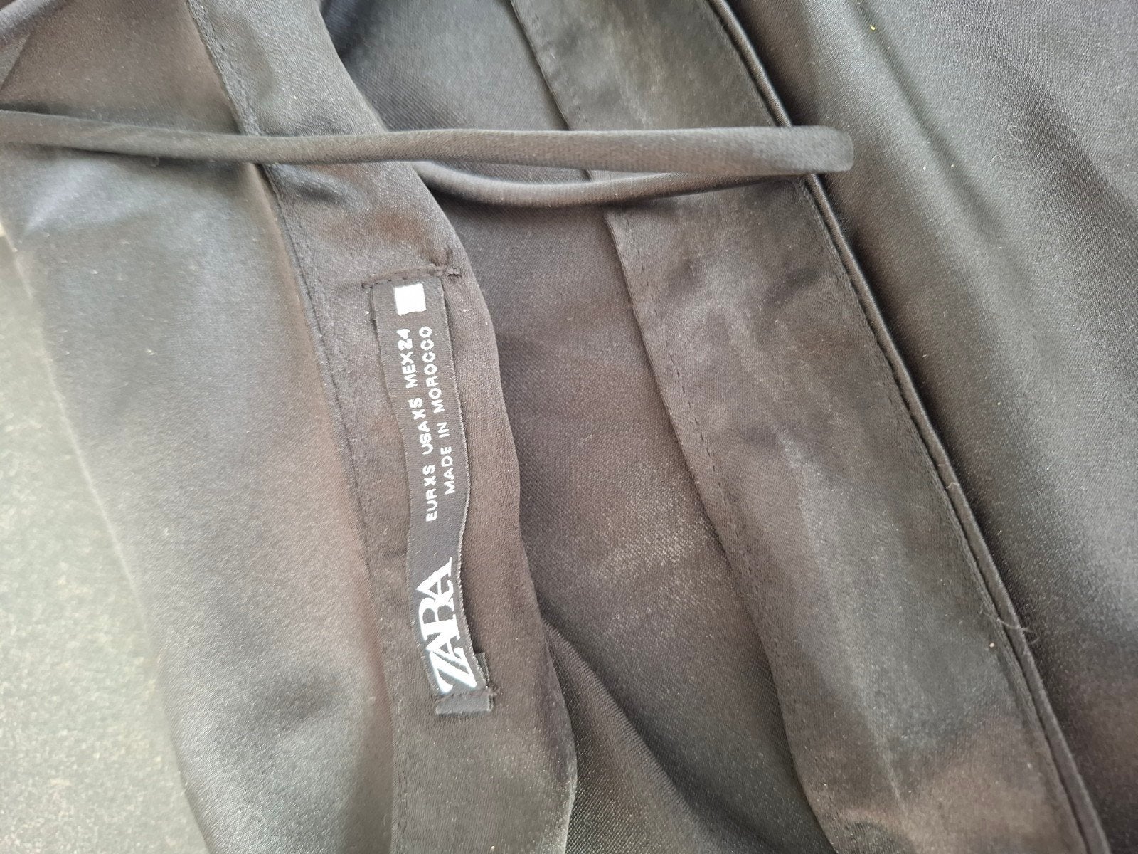 Zara satijnen jurk maat XS, Kleding | Dames, Ophalen of Verzenden, Maat 34 (XS) of kleiner, Zwart, Onder de knie