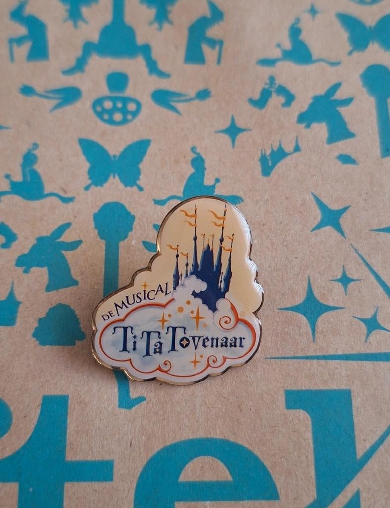 Efteling tita tovenaar pin, Verzamelen, Ophalen of Verzenden, Zo goed als nieuw, Button of Speldje