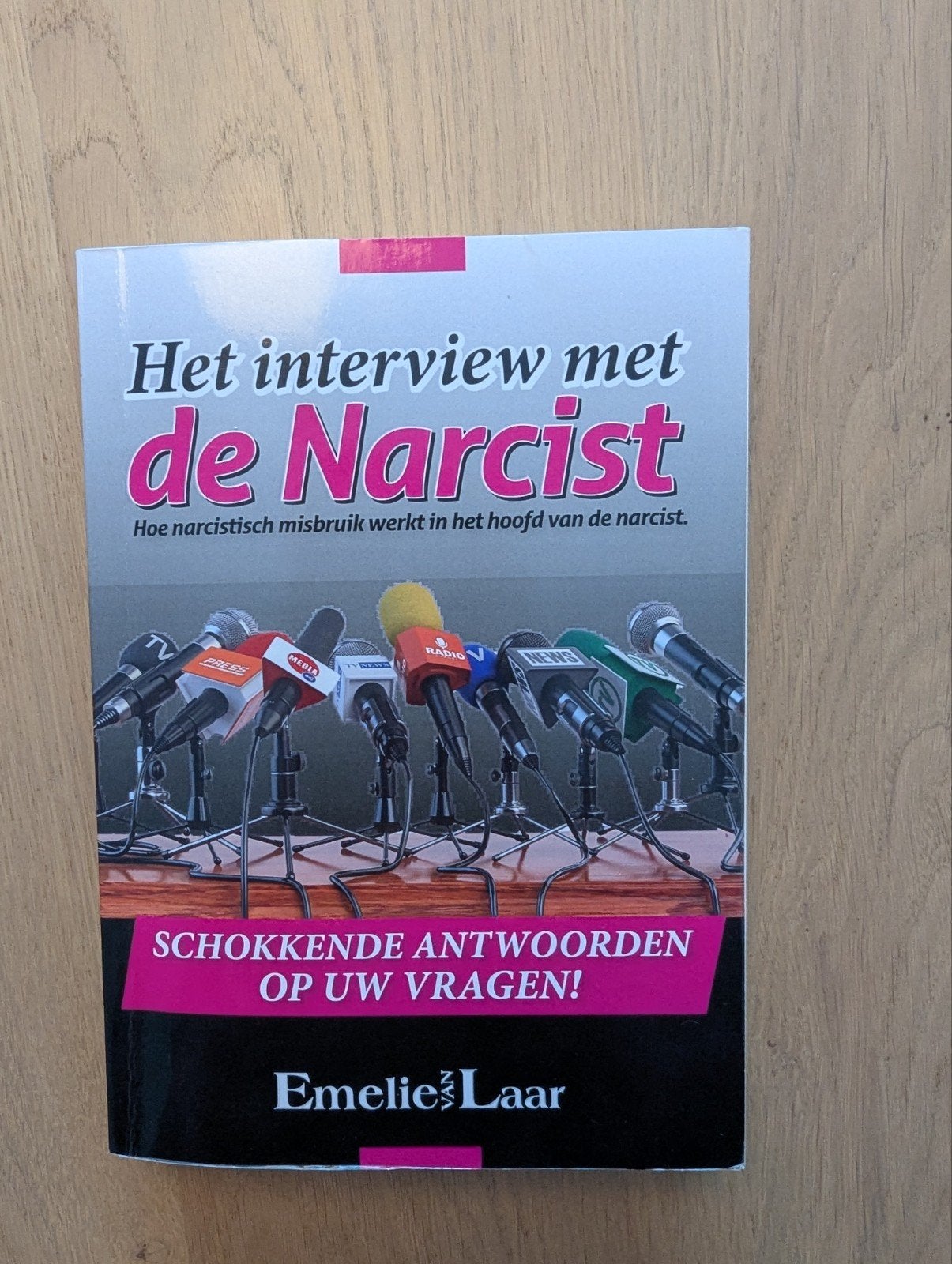Het interview met de narcist door Emelie van Laar, Ophalen of Verzenden, Zo goed als nieuw