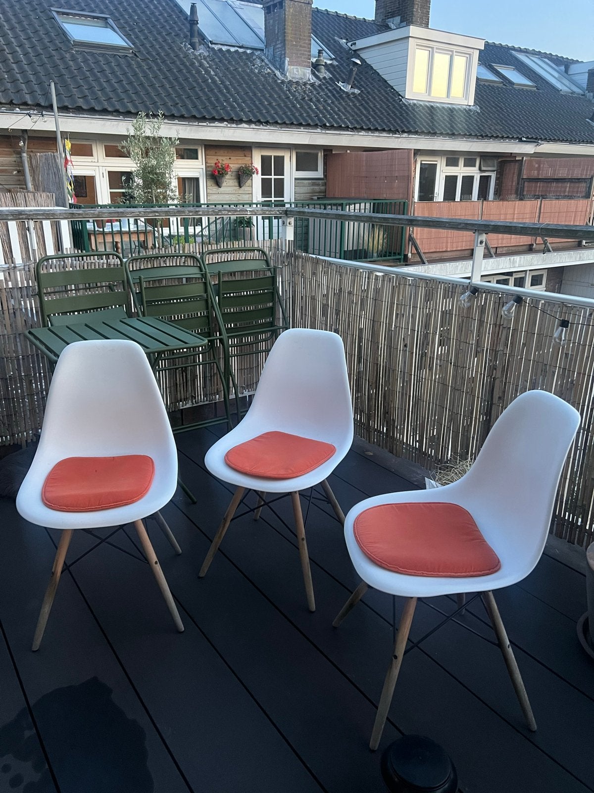 Tulip Witte stoelen met oranje kussens, Gebruikt, Drie, Wit, Ophalen of Verzenden