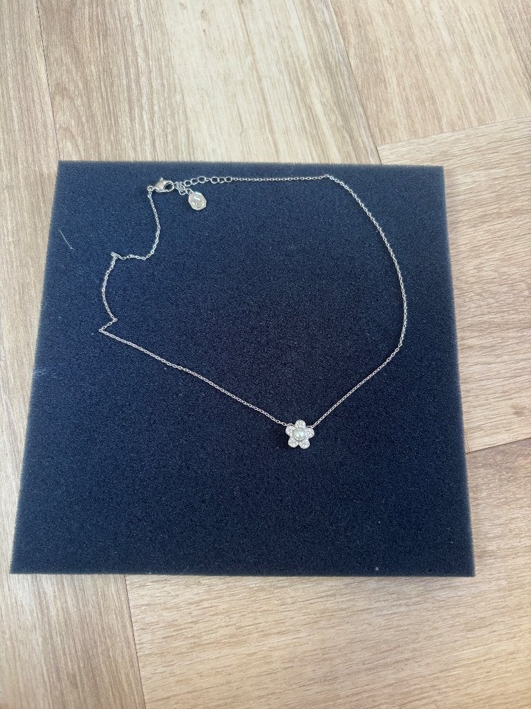 Swarovski Ariane grande ketting bloem en parel, Overige materialen, Ophalen of Verzenden, Zo goed als nieuw, Met hanger