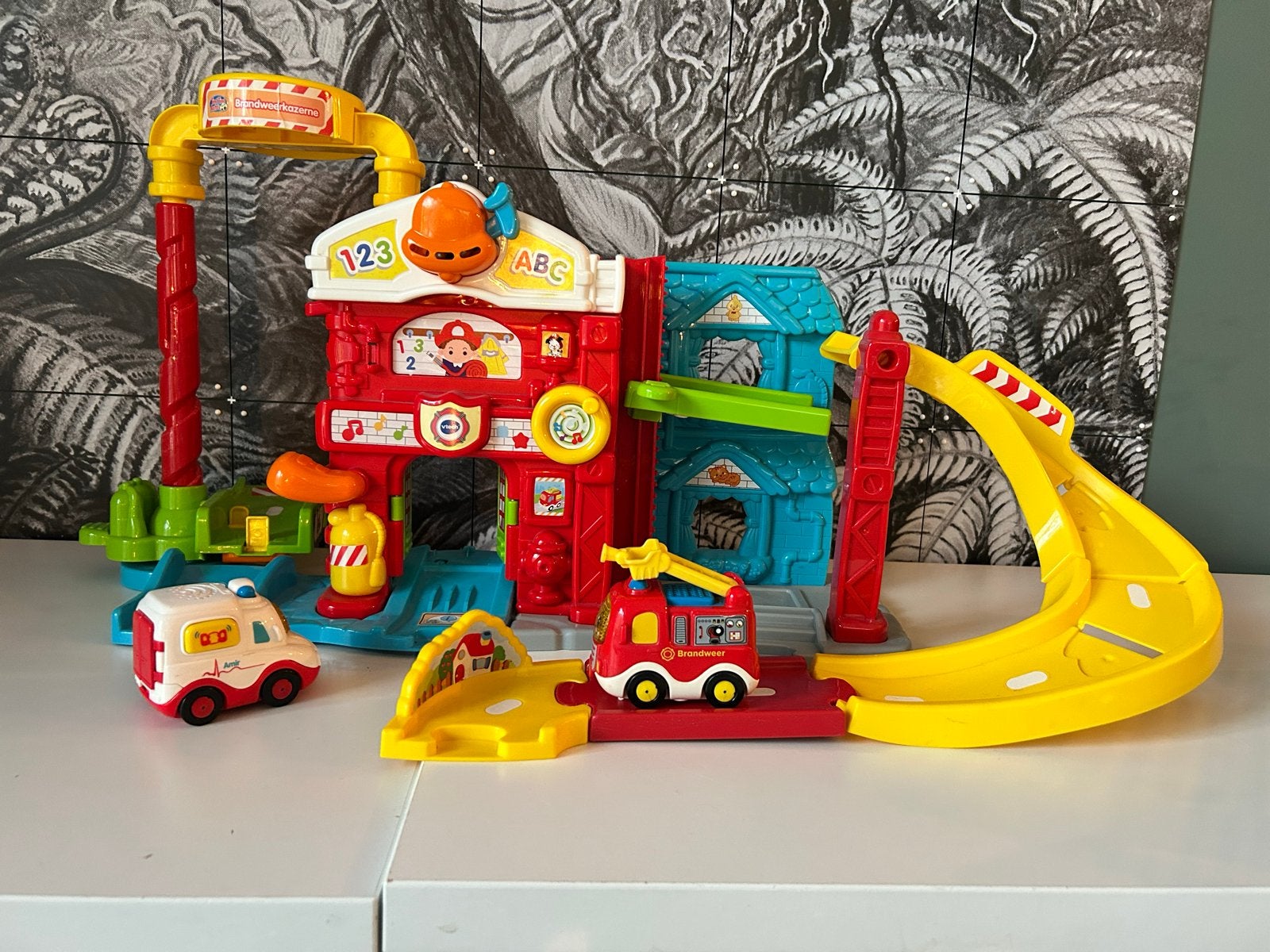 VTech Brandweerkazerne met 2 autootjes, Ophalen of Verzenden, Gebruikt