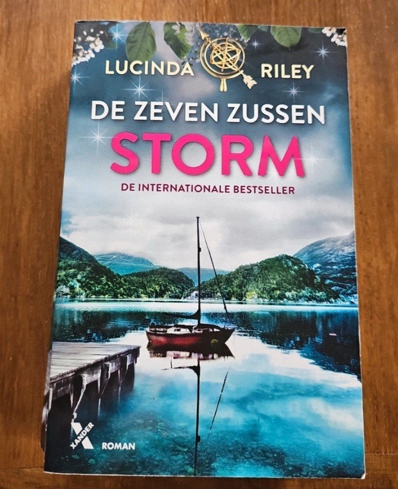 De Zeven Zussen - Storm (deel 2) - Lucinda Riley, Boeken, Romans, Gelezen, Europa overig, Ophalen of Verzenden