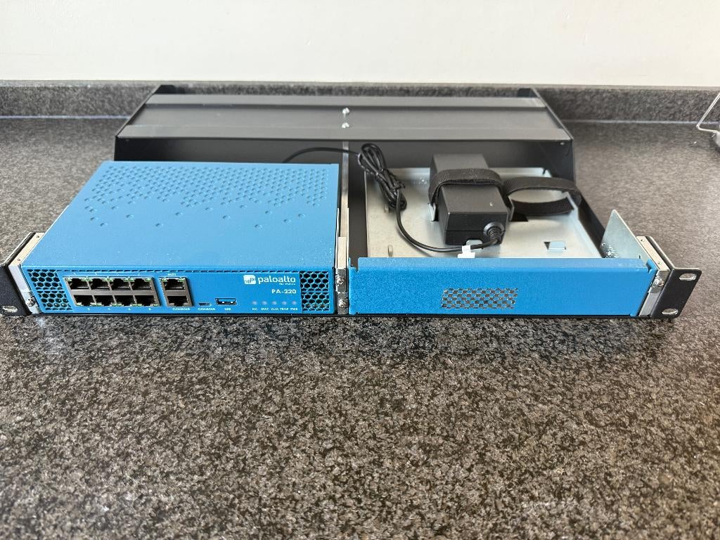 Palo Alto PA-220 inclusief rackmountkit, Computers en Software, Netwerk switches, Ophalen of Verzenden, Gebruikt