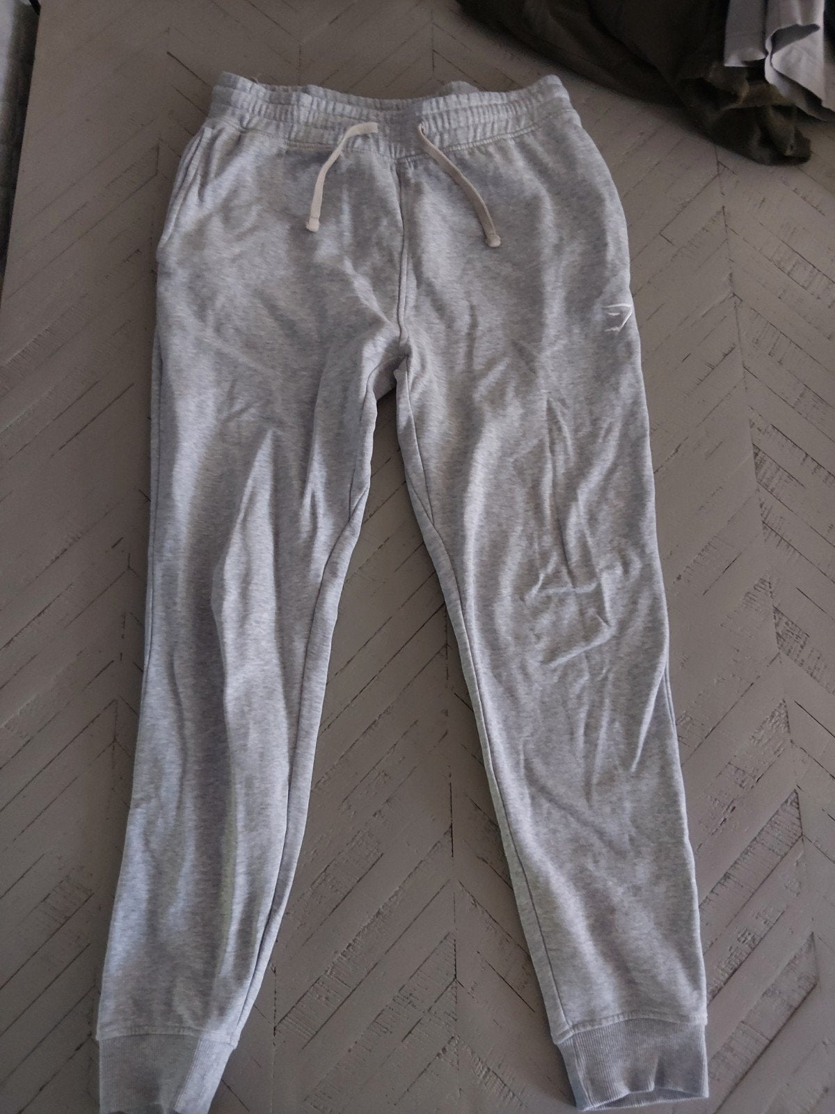 Gymshark joggingbroek lichtgrijs maat M in nieuwstaat, Fitness, Maat 48/50 (M), Gymshark, Ophalen of Verzenden
