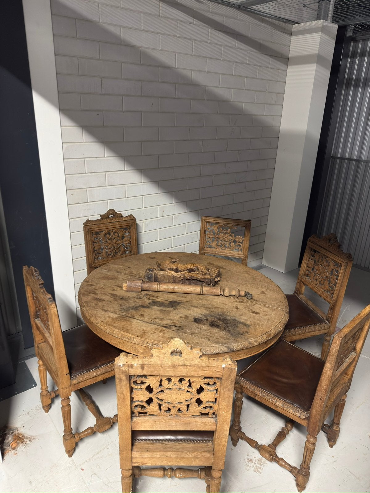 Ronde tafel met 5 handgesneden stoelen (Spaanse stijl), Ophalen of Verzenden