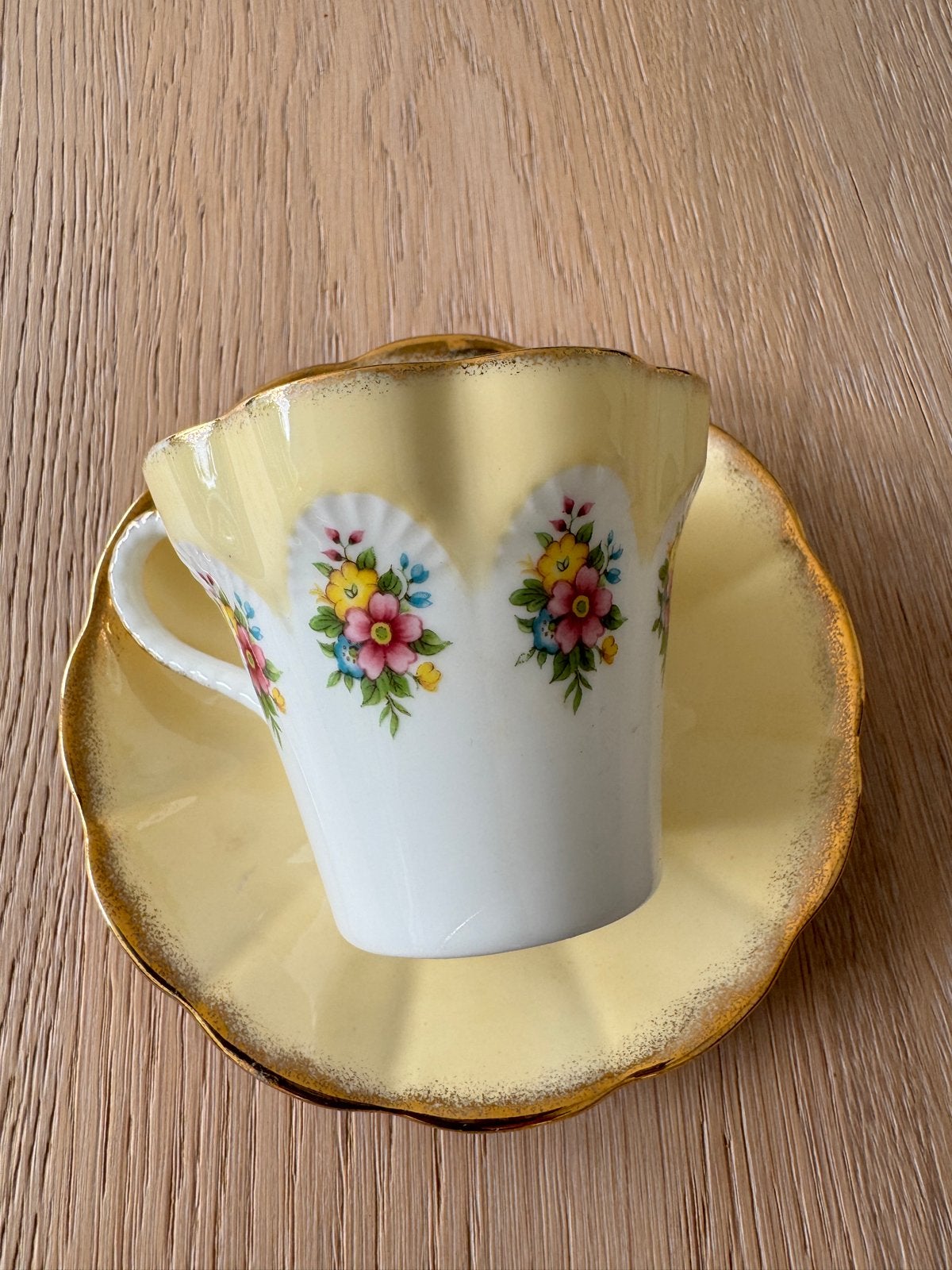 Elizabethan Fine Bone China Kop en Schotel - Geschulpte Rand, Antiek en Kunst, Antiek | Servies los, Ophalen of Verzenden