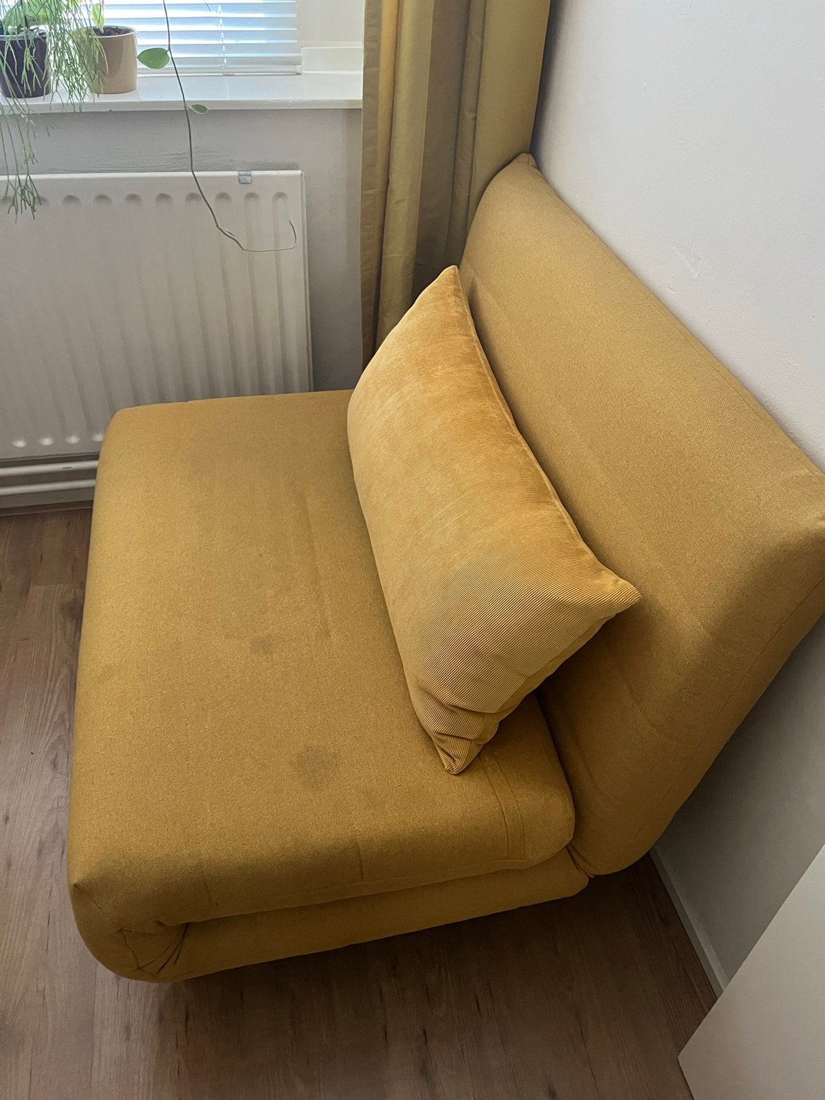 Okergele slaapfauteuil / slaapstoel, Huis en Inrichting, Slaapkamer | Slaapbanken, Ophalen, Gebruikt, Eenpersoons, Geel