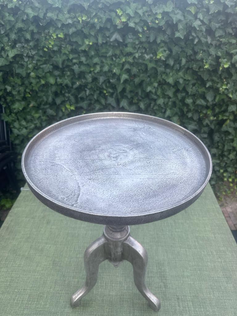 Riverdale Bijzettafel - Zilver Industrieel (63x45 cm), Minder dan 55 cm, Metaal of Aluminium, Rond, Ophalen of Verzenden