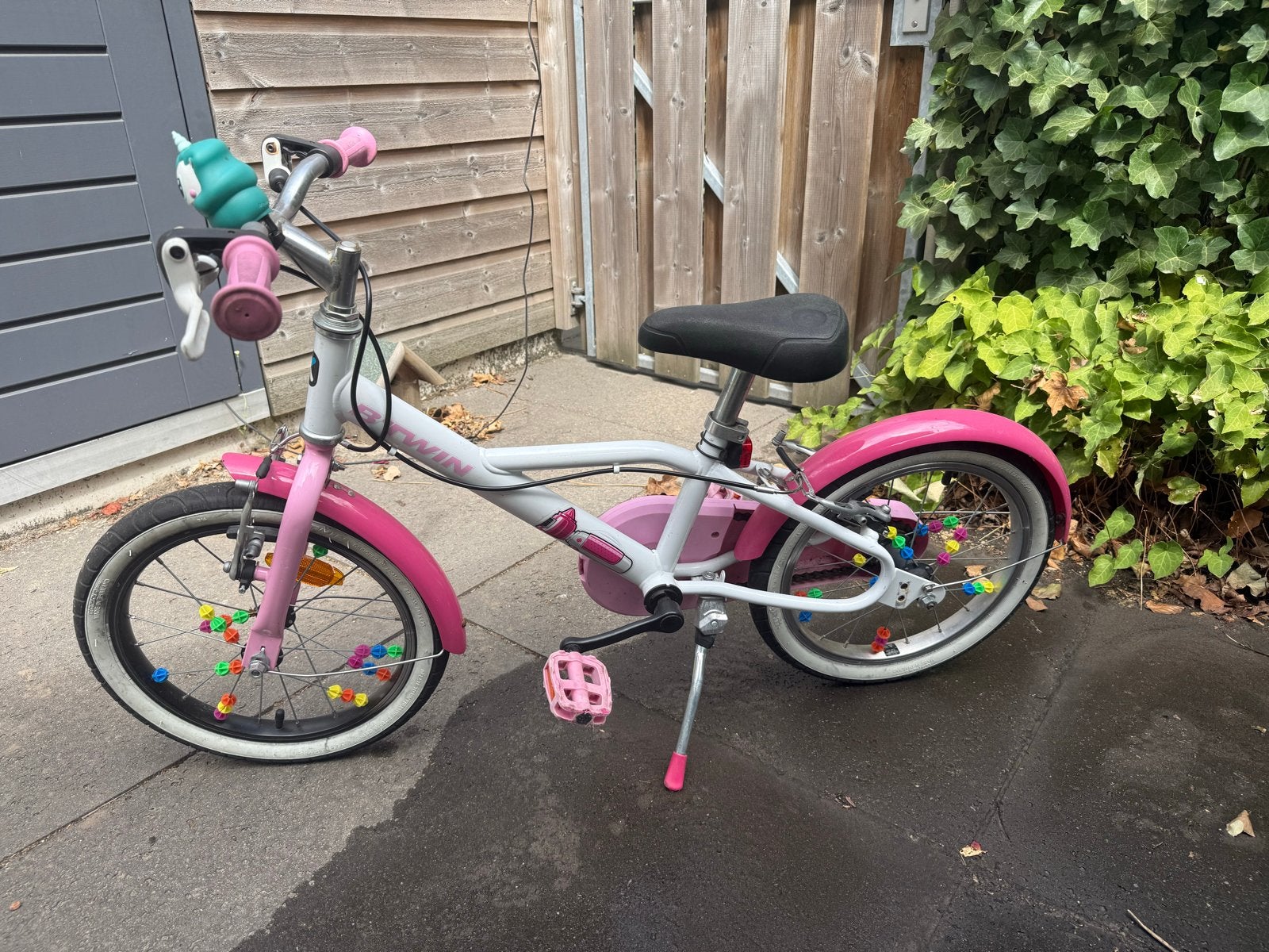 B'Twin Decathlon kinderfiets 16 inch roze/wit, Fietsen en Brommers, Ophalen, Gebruikt, Velgrem, 16 tot 20 inch