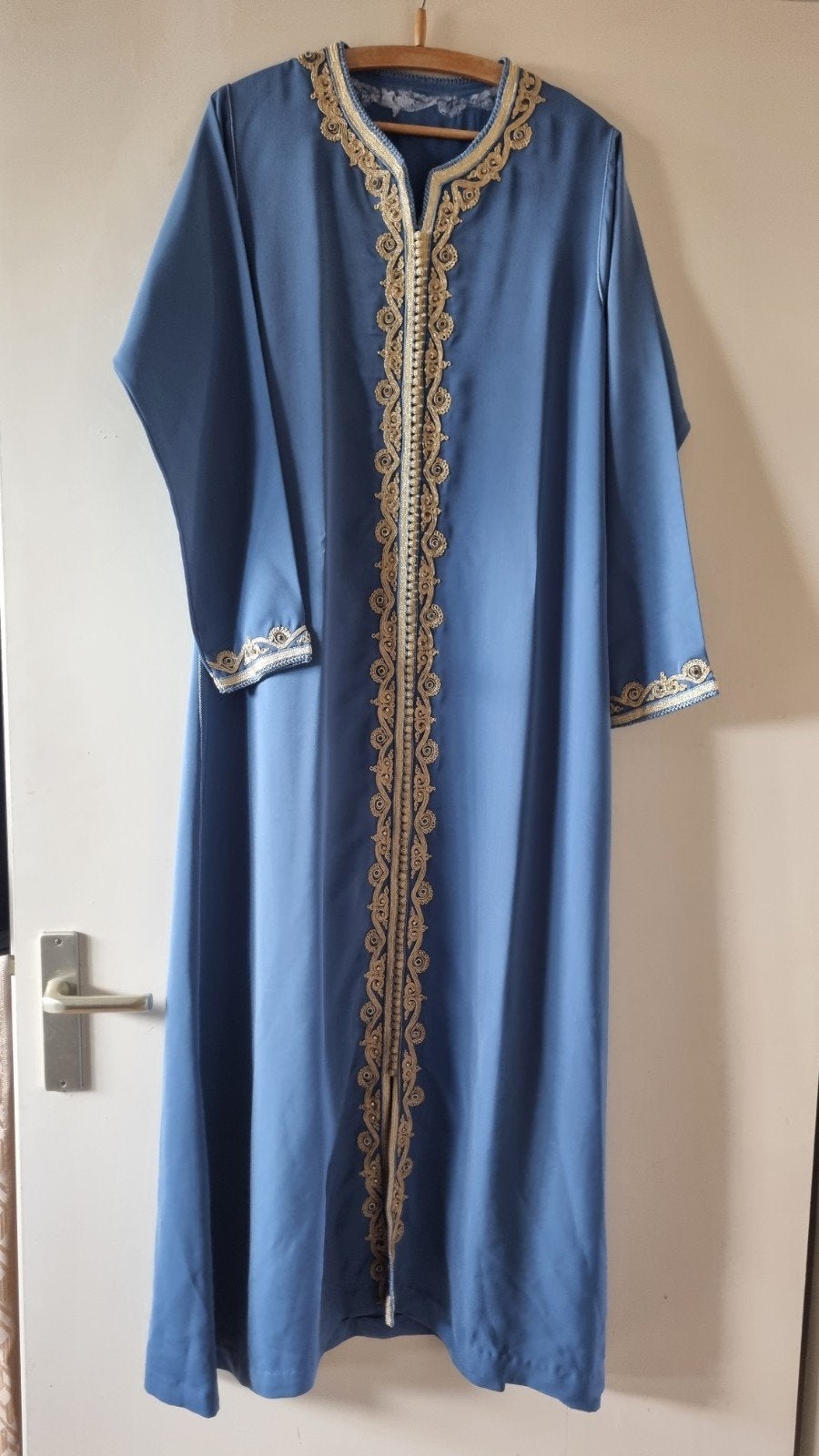 Elegante blauwe kaftan met gouden borduursels, Kleding | Dames, Blauw, Onder de knie, Ophalen, Maat 38/40 (M)